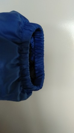 новая с бирками куртка ветровка с капюшоном фирмы H&M
на спинке тонкий и очень . . фото 5