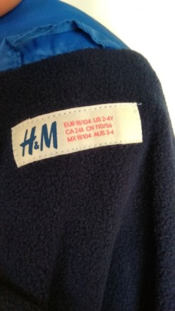 новая с бирками куртка ветровка с капюшоном фирмы H&M
на спинке тонкий и очень . . фото 4