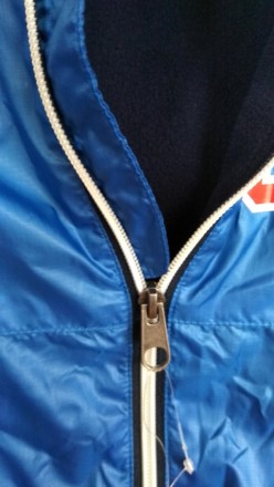 новая с бирками куртка ветровка с капюшоном фирмы H&M
на спинке тонкий и очень . . фото 3