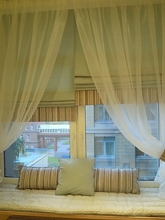 Римские шторы - это верное решение для декорирования окна в любом помещении. 
 . . фото 4