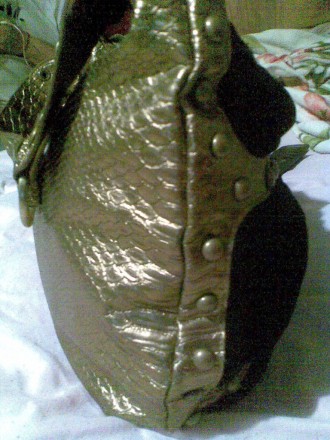 Сумка кож зам под рептилию в отличном состоянии, комбинированная с бархатным тек. . фото 4