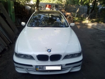 Продам BMW 520i. Владею 5 лет. Цвет белый перламутр, крыша черная. Есть комплект. . фото 2