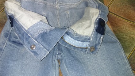 Красивые джинсы для девочки голубого цвета . Размер 104 см. Состояние идеальное.. . фото 4