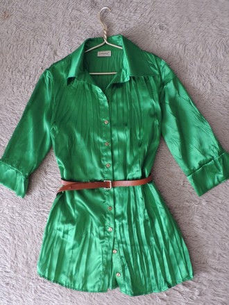 Атласная удлиненная блуза,слегка жатая ткань.Сочный зеленый цвет.
Замеры по зап. . фото 2