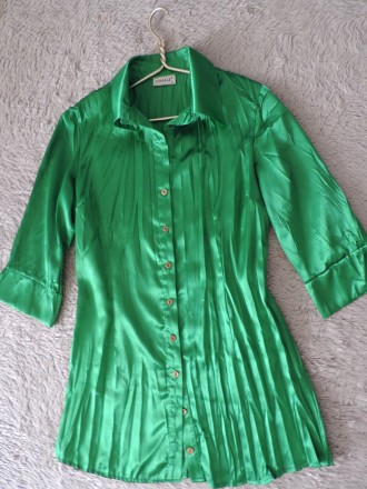 Атласная удлиненная блуза,слегка жатая ткань.Сочный зеленый цвет.
Замеры по зап. . фото 3
