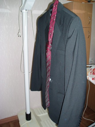 стильный  деловой костюм  серого цвета в тонкую  полоску.рост 176-180. размер 46. . фото 3