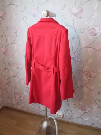 Продам элегантное женское осеннее пальто красного цвета в отличном состоянии. 
. . фото 5