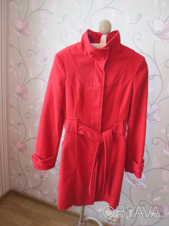 Продам элегантное женское осеннее пальто красного цвета в отличном состоянии. 
. . фото 1