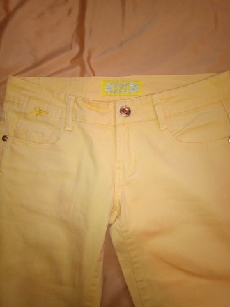 Яркие жёлтые джинсы, на пуговице и заклёпках жёлтые камешки, размер указан М, ид. . фото 4