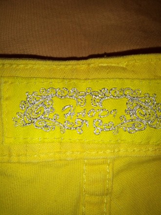 Яркие жёлтые джинсы, на пуговице и заклёпках жёлтые камешки, размер указан М, ид. . фото 5