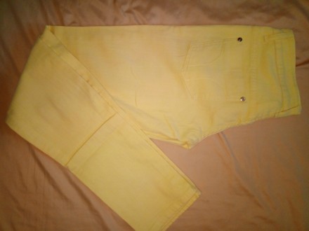Яркие жёлтые джинсы, на пуговице и заклёпках жёлтые камешки, размер указан М, ид. . фото 7