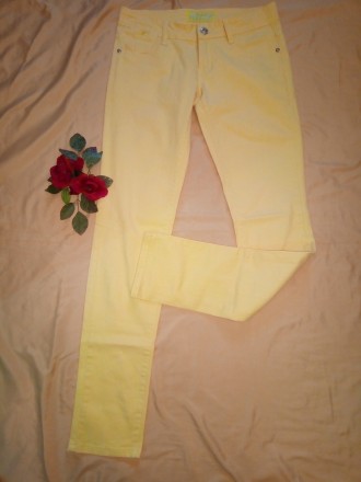 Яркие жёлтые джинсы, на пуговице и заклёпках жёлтые камешки, размер указан М, ид. . фото 3