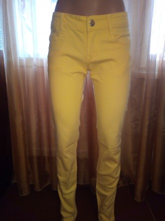 Яркие жёлтые джинсы, на пуговице и заклёпках жёлтые камешки, размер указан М, ид. . фото 2