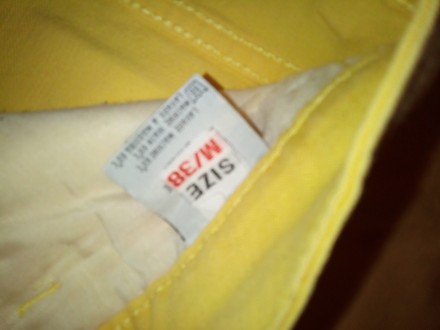 Яркие жёлтые джинсы, на пуговице и заклёпках жёлтые камешки, размер указан М, ид. . фото 6