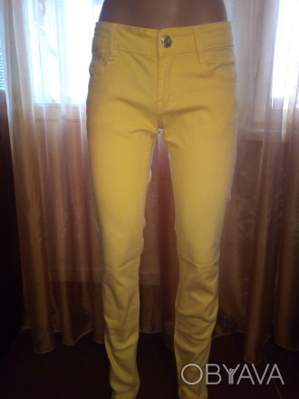 Яркие жёлтые джинсы, на пуговице и заклёпках жёлтые камешки, размер указан М, ид. . фото 1