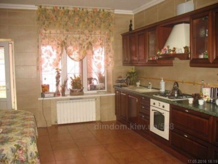 Продажа дома в Киевской области, г.Борисполь. Участок:8 соток. Жилых этажей :3 
. . фото 4
