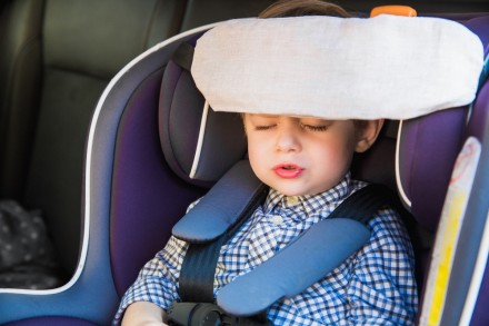 Засыпая в автокресле во время путешествия в автомобиле, малыши часто склоняют го. . фото 2