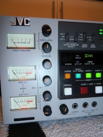 Студийный видеомагнитофон JVC BR-S810E SVHS, VHS очень подходит для оцифровки ви. . фото 11