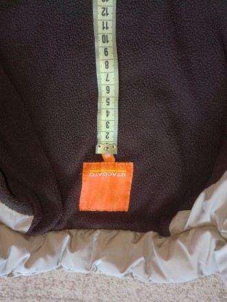 Курточка демисезонная на флисовый подкладке, примерно на 1,5года. Есть пятнышки . . фото 3