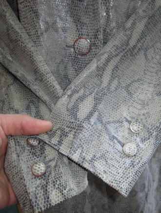 Модное оригинальное женское кожаное пальто APART- Impressions. Лот 117
Качестве. . фото 6