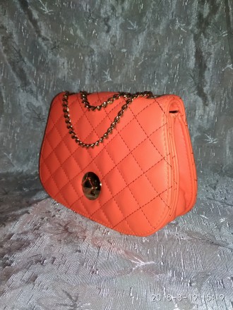 Стёганая сумочка на цепочке в стиле Шанель, оранжевого цвета. Внутри тканевая по. . фото 3