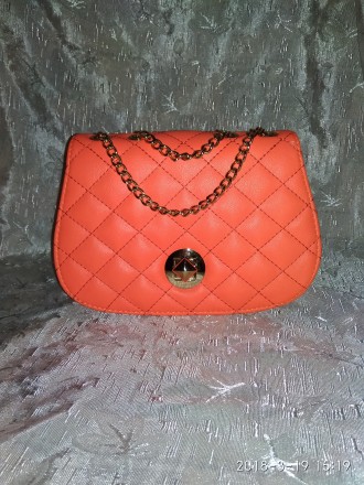 Стёганая сумочка на цепочке в стиле Шанель, оранжевого цвета. Внутри тканевая по. . фото 2