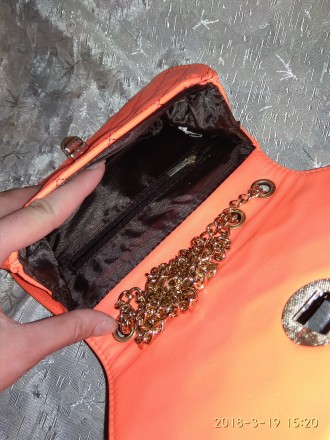 Стёганая сумочка на цепочке в стиле Шанель, оранжевого цвета. Внутри тканевая по. . фото 4