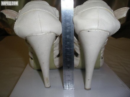 Босоножки женские, светлые, на высоком каблуке, 
эффектные на ноге, хорошо обле. . фото 6