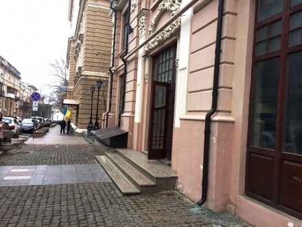 Статусный дом «Орфей» в Пале Рояле.  
Фасадные окна и два фасадных входа(с Пале . Приморский. фото 5