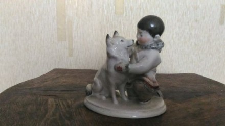 Статуэтка "Мальчик-якут с собакой", ЛФЗ, фарфор, роспись, золочение,.
Скульптор. . фото 2