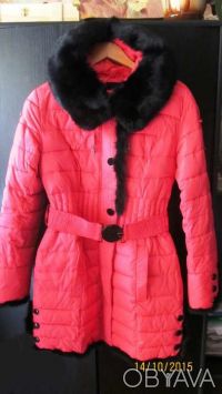 Продам женский пуховик, пальто-куртку нежно-кораллового цвета с капюшоном и шарф. . фото 2