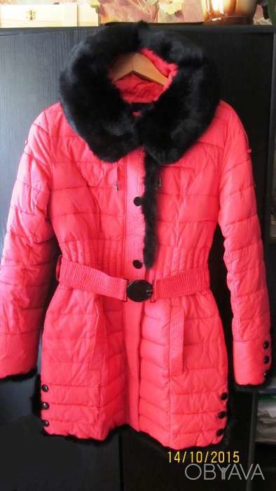 Продам женский пуховик, пальто-куртку нежно-кораллового цвета с капюшоном и шарф. . фото 1