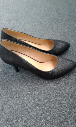 Терміново продам чорні модельні жіночі туфельки 39 розміру не на широку ніжку. К. . фото 8