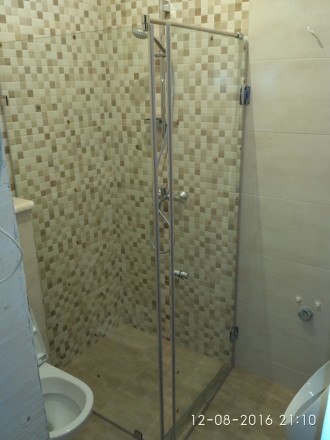 Согласно индивидуальных размеров в небольшой ванной комнате изготавливается мале. . фото 3