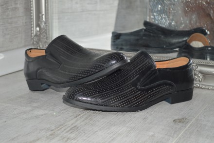 Мужские туфли с перфорацией, по супер цене.
Туфли выполнены из кожзама с перфор. . фото 3