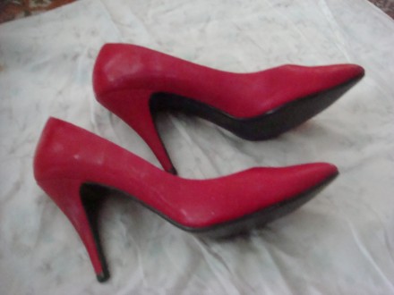 Туфли лакированные  ярко-красные р38, б/у  Высота каблука 10 см, длина по стельк. . фото 3