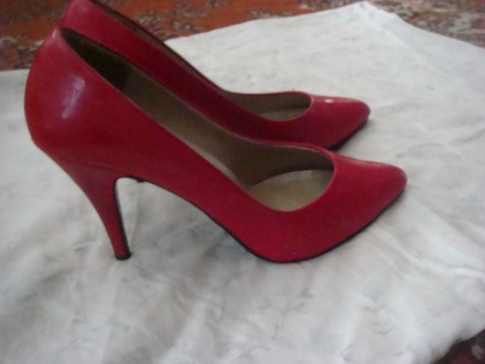 Туфли лакированные  ярко-красные р38, б/у  Высота каблука 10 см, длина по стельк. . фото 4