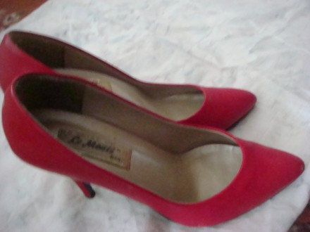 Туфли лакированные  ярко-красные р38, б/у  Высота каблука 10 см, длина по стельк. . фото 2