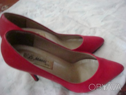 Туфли лакированные  ярко-красные р38, б/у  Высота каблука 10 см, длина по стельк. . фото 1