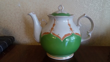 Большой фарфоровый нарядный чайник для праздничного чаепития. Производство СССР.. . фото 3
