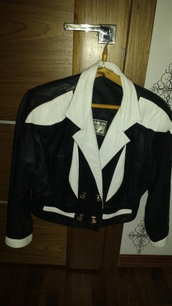 Продам женскую кожаную куртку, доина - до талии, черного цвета с белыми вставкам. . фото 9