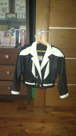 Продам женскую кожаную куртку, доина - до талии, черного цвета с белыми вставкам. . фото 6