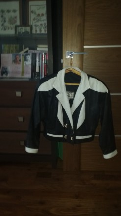 Продам женскую кожаную куртку, доина - до талии, черного цвета с белыми вставкам. . фото 5
