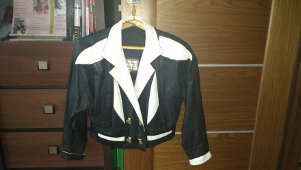 Продам женскую кожаную куртку, доина - до талии, черного цвета с белыми вставкам. . фото 2