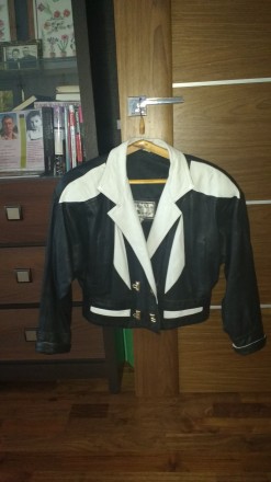 Продам женскую кожаную куртку, доина - до талии, черного цвета с белыми вставкам. . фото 4