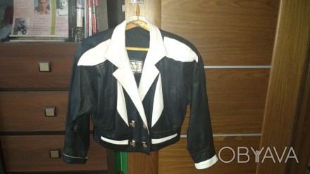 Продам женскую кожаную куртку, доина - до талии, черного цвета с белыми вставкам. . фото 1