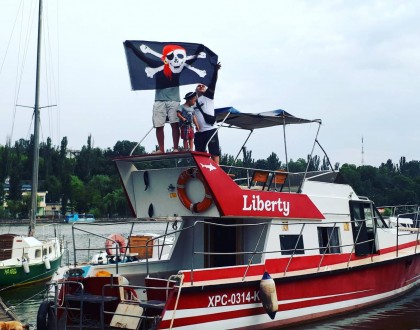 Организуем прогулки на парусной яхте  «Ларус» и моторной яхте «Liberty» по Южном. . фото 3