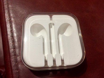 Продаю футляр для наушников Apple EarPods (оригинал).
Состояние нового. Остался. . фото 2