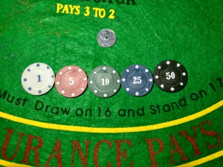 Набор для игры в покер в алюминиевой коробке на 300 фишек с номиналом новый. В п. . фото 4
