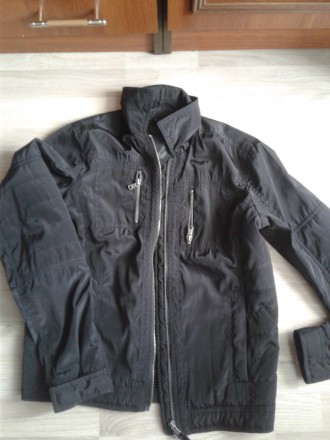 куртка чорного кольору легка не утеплена в ідеальному стані кишені на замках рук. . фото 2